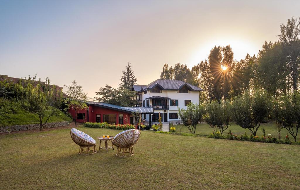 LohonoStays The Red Cottage at Zaznar — 5-Star Luxury Hotel in Srinagar, India