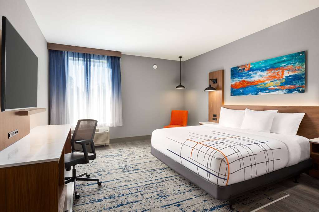 La Quinta Inn & Suites by Wyndham Mount Laurel Moorestown - photo 25