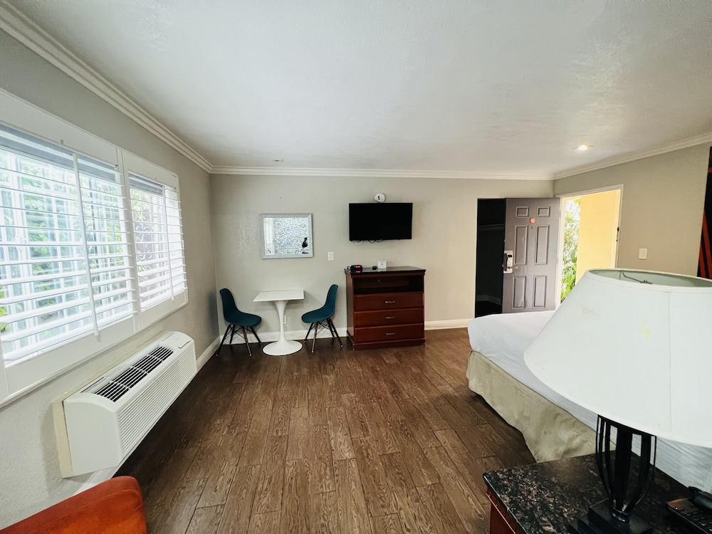 Casa Blanca Hotel and Suites Orange - photo 17