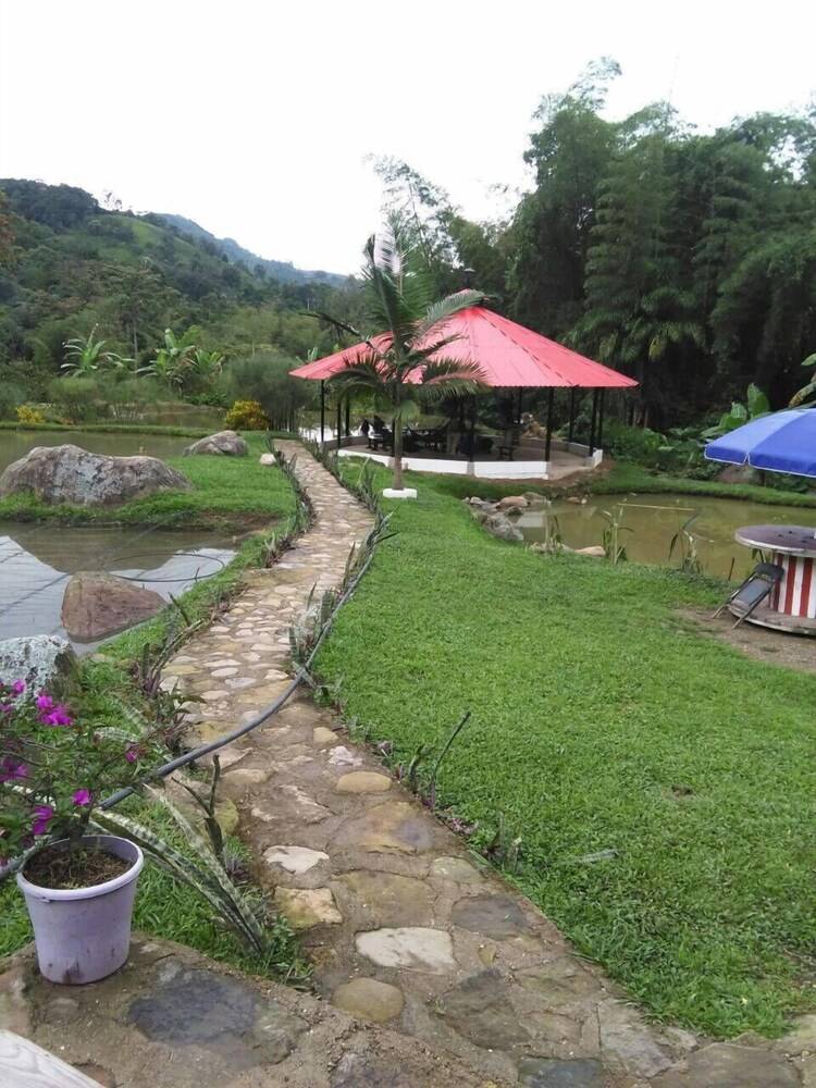 Acualandia Fish Sasaima — hotel in Sasaima