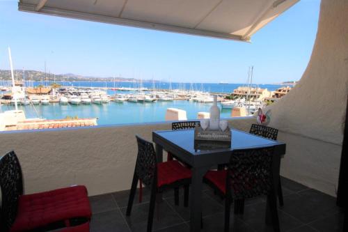 MARCOGNEY Golfe de St Tropez Aux Marines de Cogolin Appartement climatisé vue sur le port — 4-Star Luxury Hotel in Cogolin, France