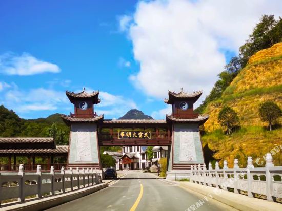 Damingfeng Hotel in Danjiangkou, People's Republic of China