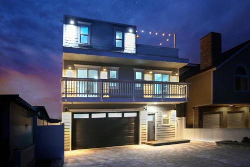 Steps 2 Beach Luxury Home Game Room Roof Deck Firepit Pets OK — 4-Star Luxury Hotel in Oxnard, United States