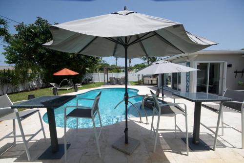 Heated Pool 3 Bedroom Bungalow Minutes From the Beach — 4-Star Luxury Hotel in Deerfield Beach, United States