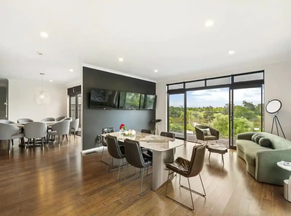 North Shore Mansion With 20M Pool in Auckland, New Zealand