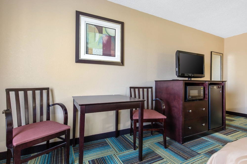 Quality Inn & Suites Arnold St Louis - photo 23