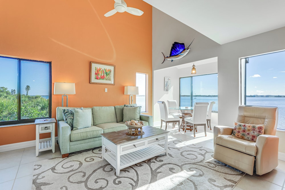 Bright Englewood Gem: Rooftop Patio Walk to Beach — 4-Star Luxury Hotel in Englewood, United States