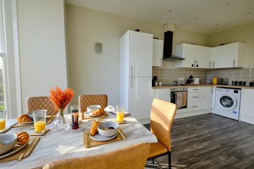 F1 Team Flat 4 Separate Beds Van Parking & 1GB WiFi
