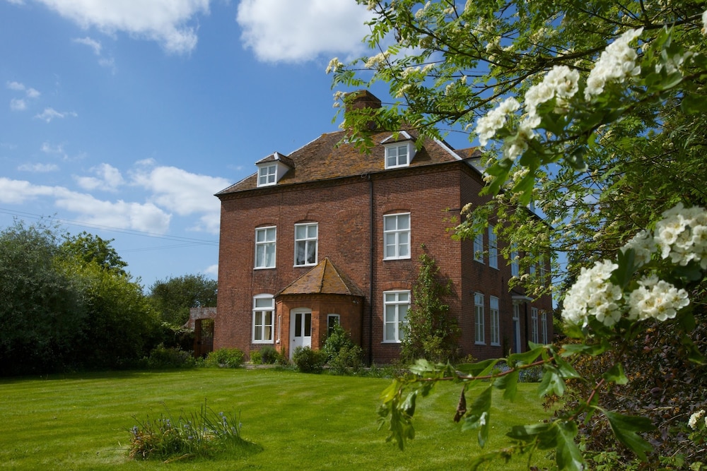 Pool House Retreat — 4-Star Luxury Hotel in Worcester, United Kingdom