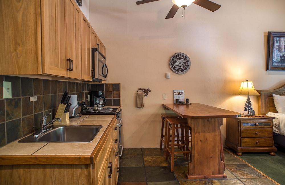 Cottam's Lodge by Alpine Village Suites - photo 25