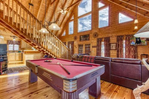 Big Sky Breathtaking Mtn View Free Attraction Tickets Pool Table Hot Tub WIFI Fire Pit in Sevierville, United States