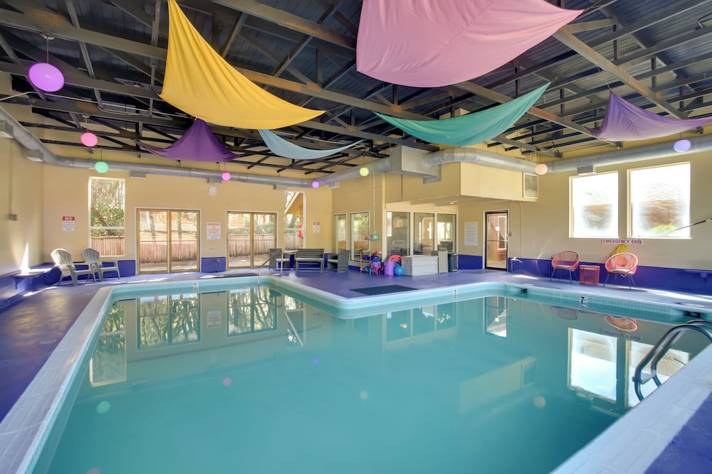 Lincoln City Vacation Rental with Pool and Ocean Views — 4-Star Luxury Hotel in Lincoln, United States