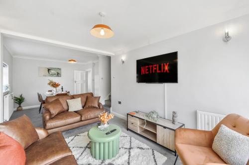 Grab a Deal Today Massive Home For Contractors & Parking for 4 — 4-Star Luxury Hotel in Chelmsford, United Kingdom
