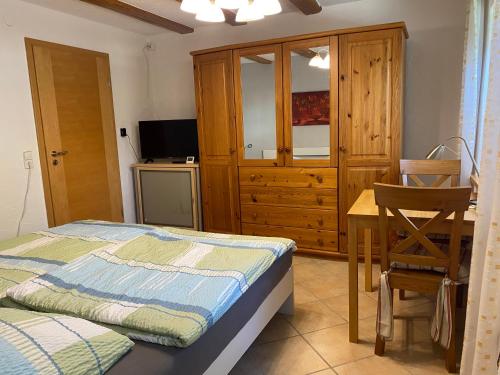 Ferienzimmer Oelhaf Zimmer in Grau Self Check In mit Key Tresore — hotel in Wilhelmsdorf