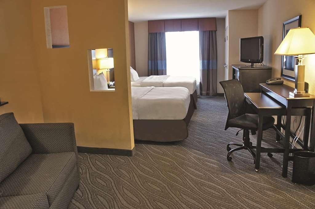 La Quinta Inn & Suites by Wyndham Edmond - photo 17