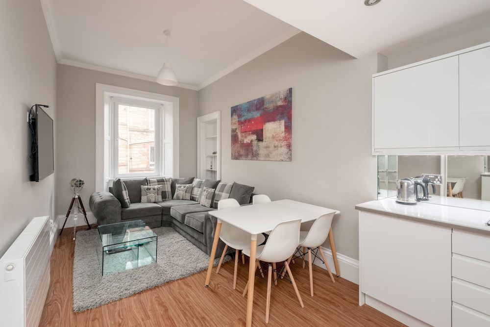 Silver Lining Apartment near Holyrood — 4-Star Luxury Hotel in Edinburgh, United Kingdom