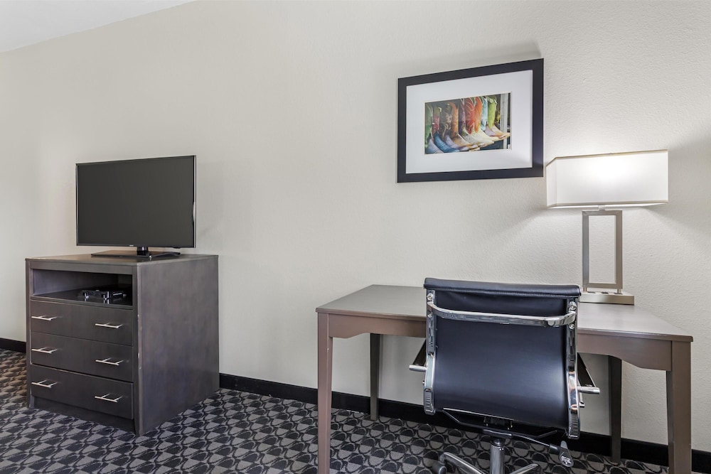 Best Western Plus Waller Hotel - photo 14