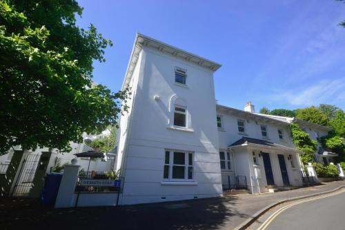 TorquayTownhouse with Hot Tub 200m from Beach Free WiFi Sky Glass in Torquay, United Kingdom