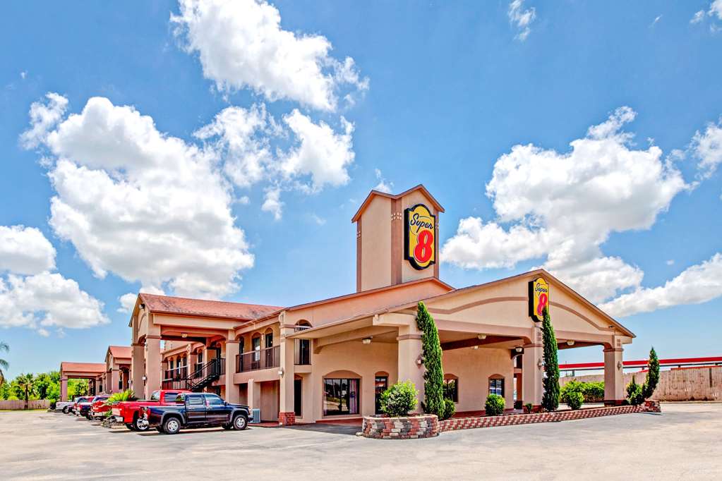 Super 8 by Wyndham Mont Belvieu Baytown East - carbon neutral hotel in Baytown