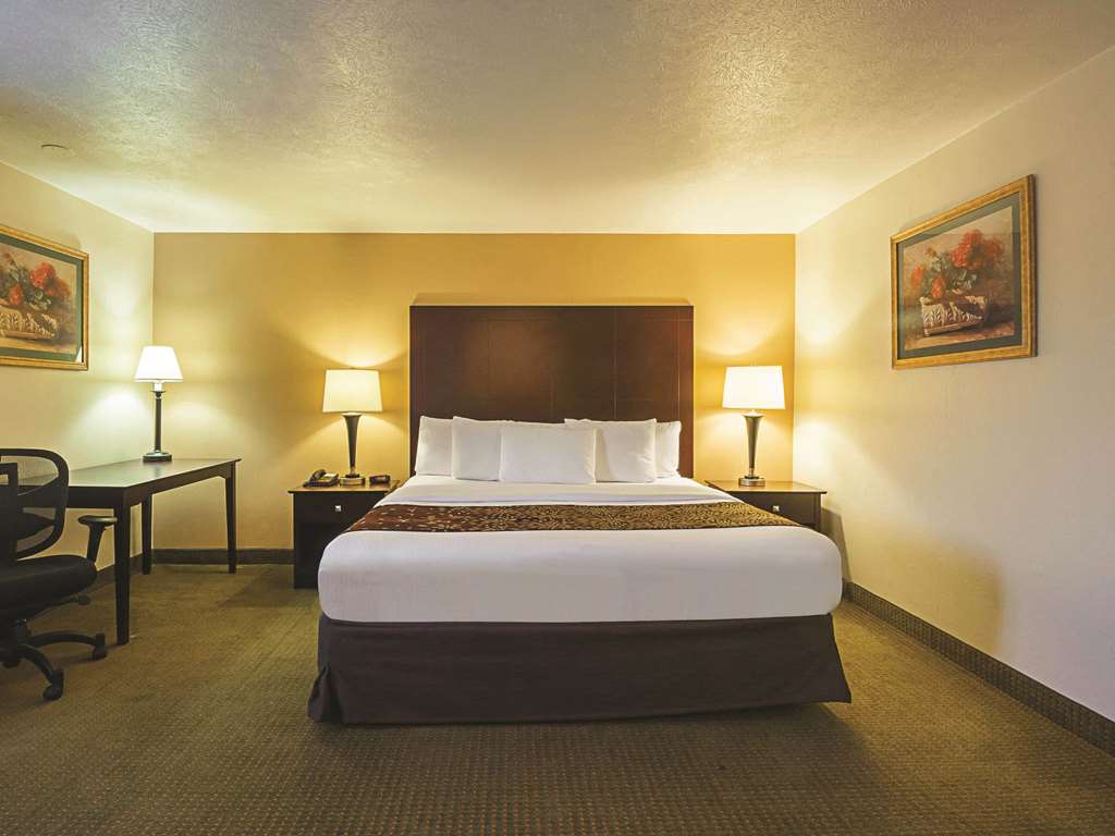 La Quinta Inn & Suites by Wyndham Woodburn - photo 24