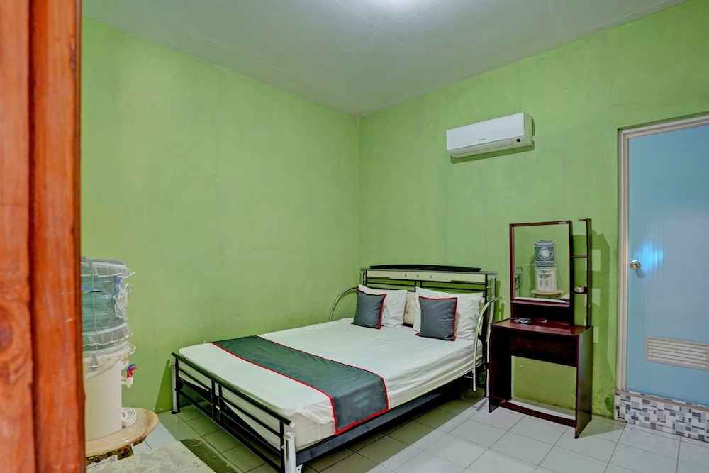 Collection O 92897 Hotel Intan Near Kantor Syahbandar Bawean — Gresik