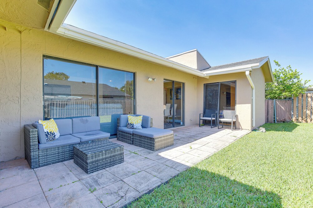 Near Beaches: Pet friendly Sunrise Escape w Patio — hotel in Sunrise