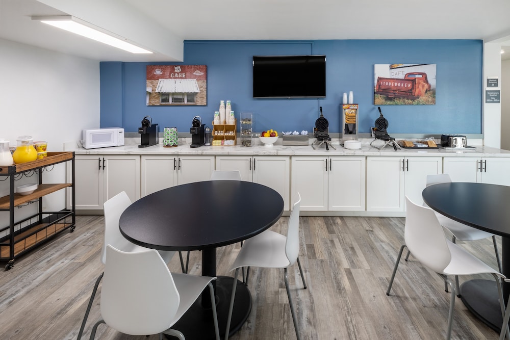 Super 8 by Wyndham Laredo - photo 29
