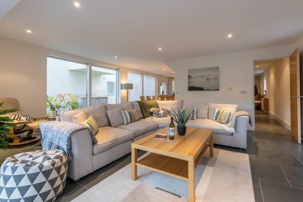 Yew Tree Lodge CW85 HOT TUB Lakeside Spa Property — 4-Star Luxury Hotel in Cirencester, United Kingdom