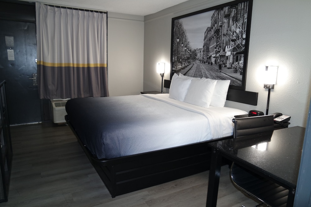 Super 8 by Wyndham Savannah - photo 22