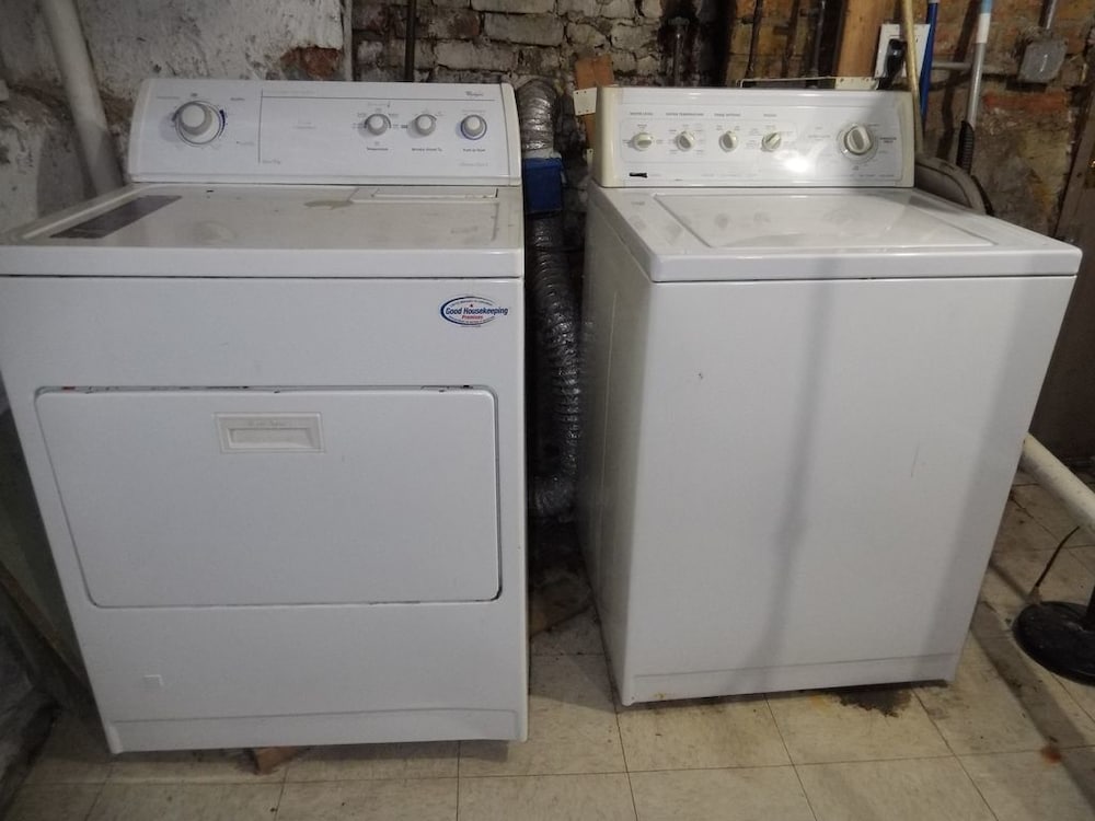 Bucktown Urban Luxury and Convenience Near L Train Stop at Western in Chicago, United States