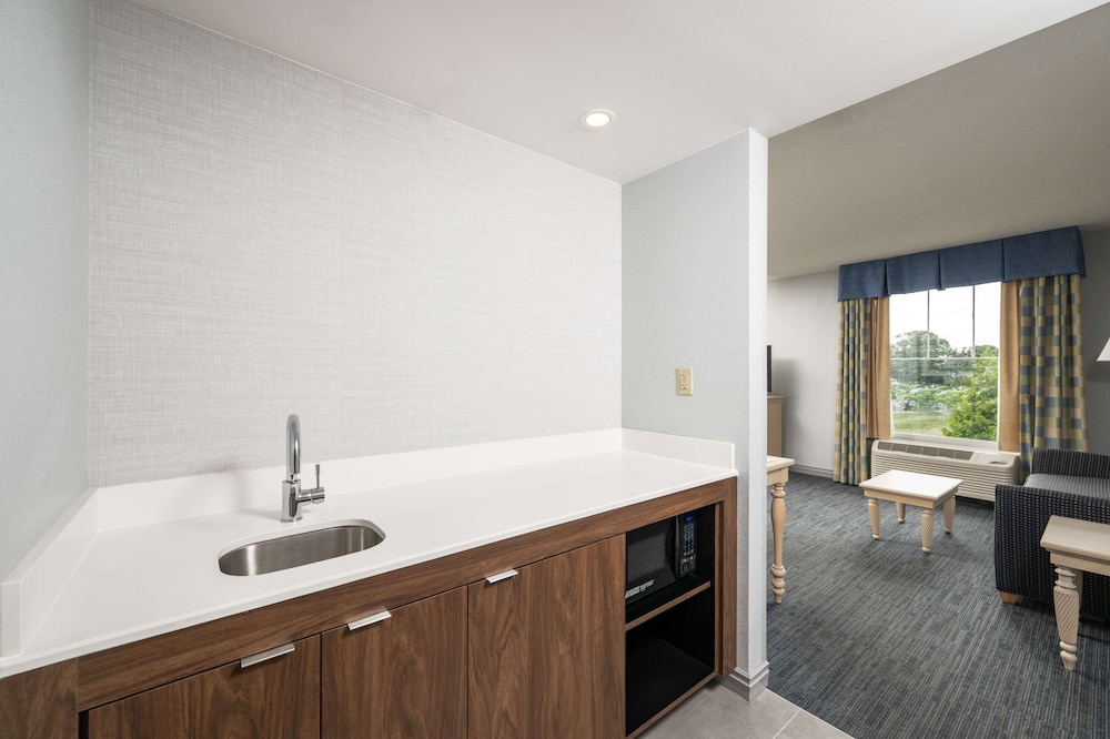 Hampton Inn & Suites Cape Cod West Yarmouth - photo 11