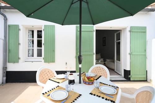 080 Domaine 80 Courtyard pool tennis — hotel in La Couarde-Sur-Mer