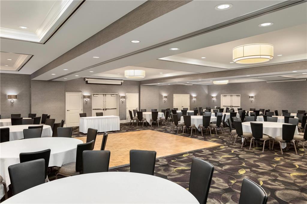 La Quinta Inn & Suites by Wyndham Arlington North 6 Flags Dr - photo 35