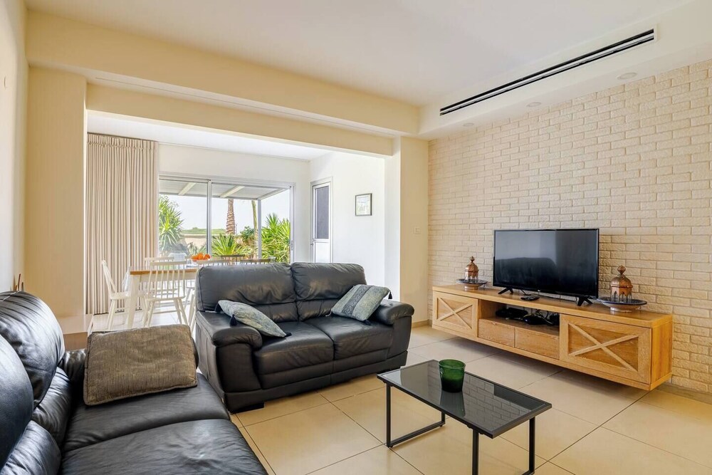 Gugel Waves Seaview 4BR Family Aparts in Nahariyya, Israel