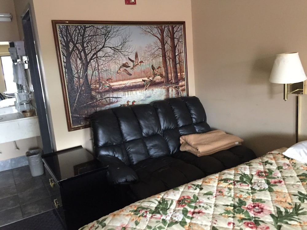 Highway Inn - photo 17