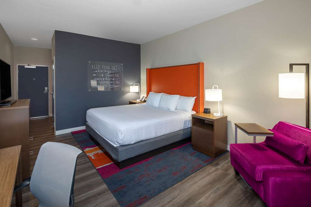 La Quinta Inn & Suites by Wyndham Greensboro Arpt High Point - photo 19