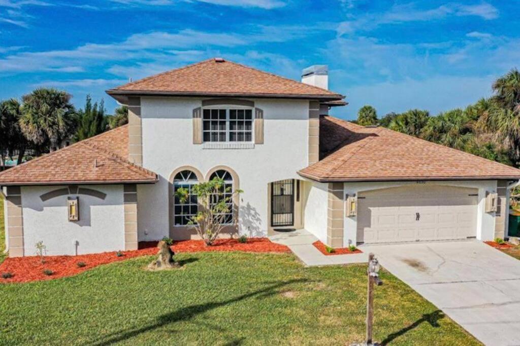 NEW Bijou Waterway Getaway 3bed Pool Dock Loft in Port Charlotte, United States