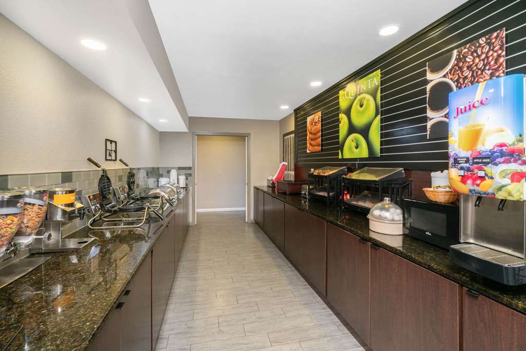 La Quinta Inn & Suites by Wyndham Memphis Airport Graceland - photo 52