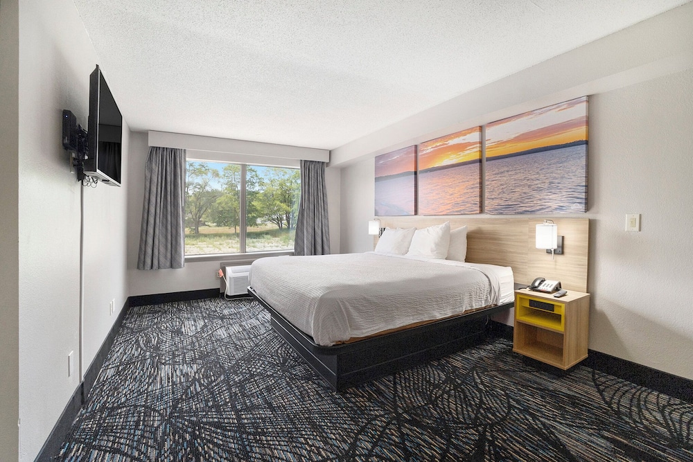 Days Inn & Suites by Wyndham Muskegon - photo 16