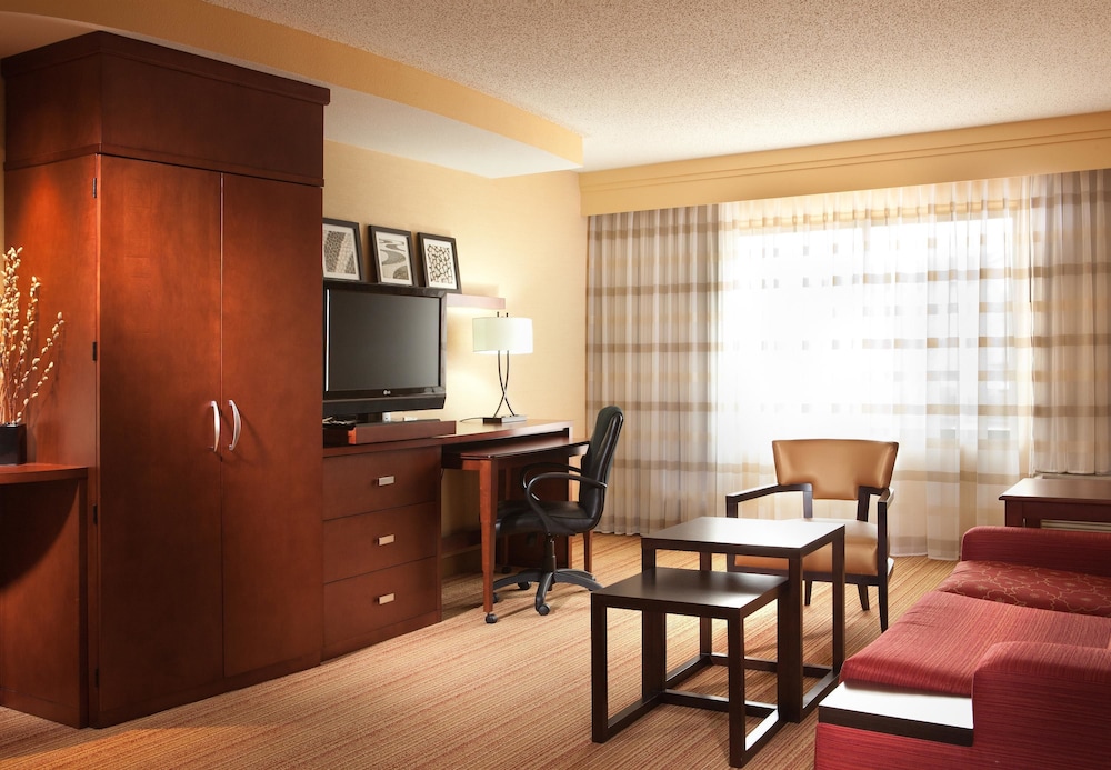 Courtyard Marriott Denton - photo 6