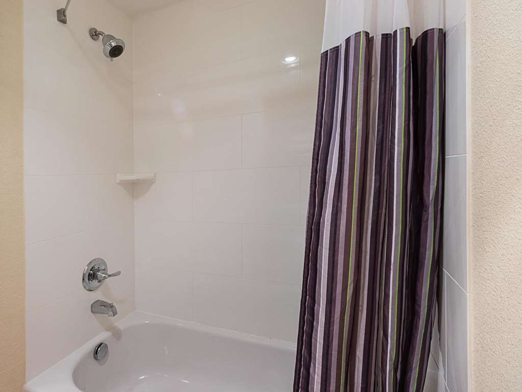 La Quinta Inn & Suites by Wyndham DFW Airport South Irving - photo 8