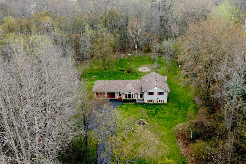 Cozy 4br Retreat In Quinte West Bbq Backyard — Quinte West