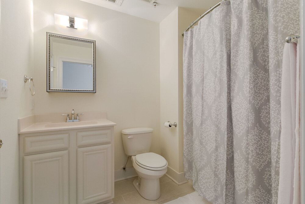 Hip 2BR in Arts Warehouse District - photo 43