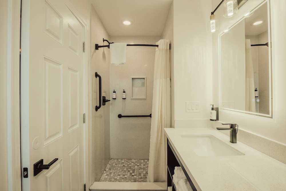 Blufftop Inn & Suites - photo 97