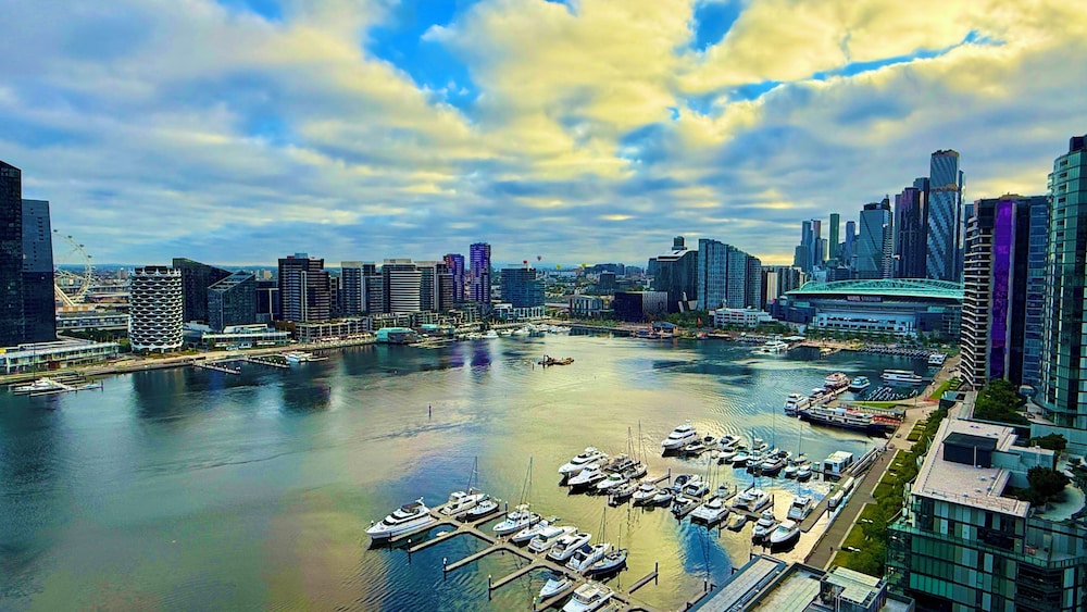 Yarra Accommodation Private Apartments & Ensuite Double Rooms Collins Wharf Waterfront Docklands — 5-Star Luxury Hotel in Melbourne, Australia