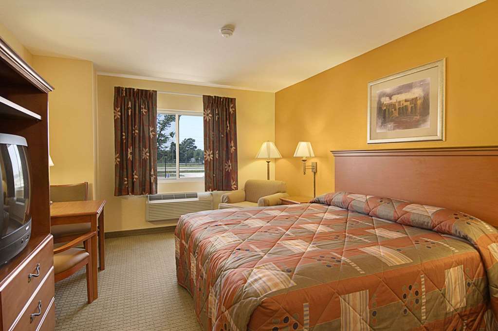 Super 8 by Wyndham Topeka at Forbes Landing - photo 5