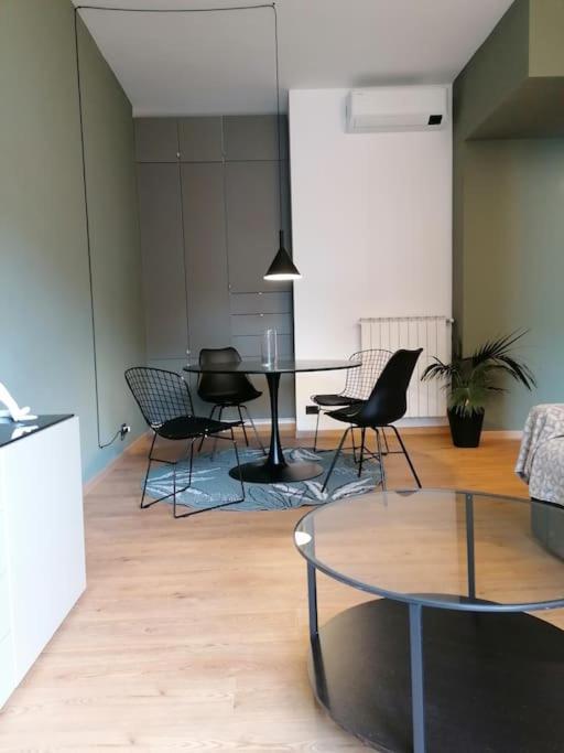 Arona 03 Centralissimo Ampio Bilocale Con Garage — 4-Star Luxury Hotel in Arona, Italy