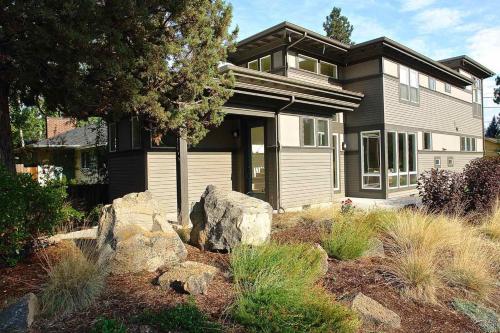 Bluebird Day High Desert Dwell - last minute hotel in Bend