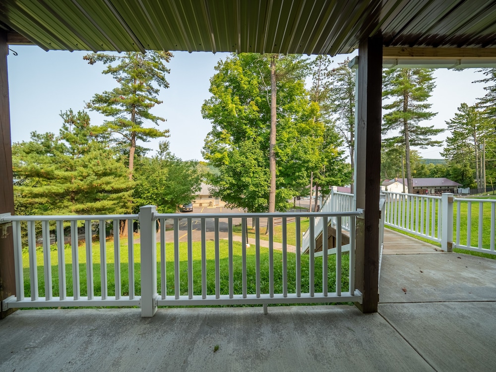 Lake 'N Pines Motel - photo 39