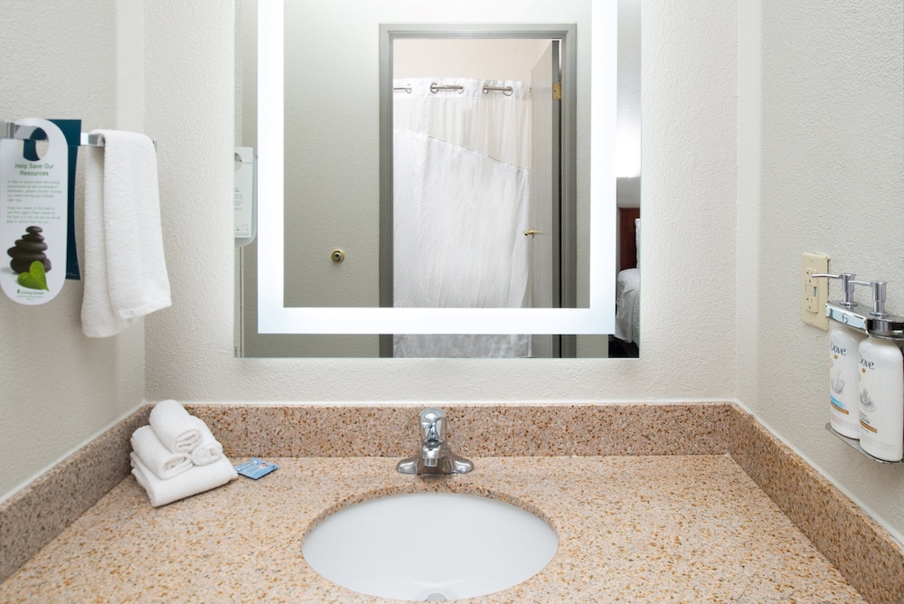 Holiday Inn Express Suites Farmington - photo 45